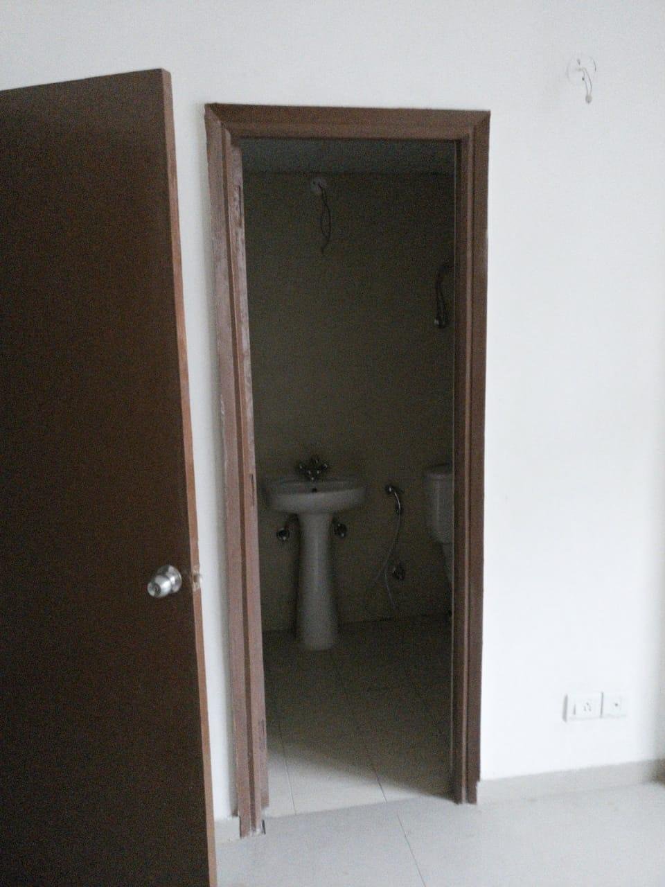 3BHK Flat available for rent in Mahagun morden society noida extension