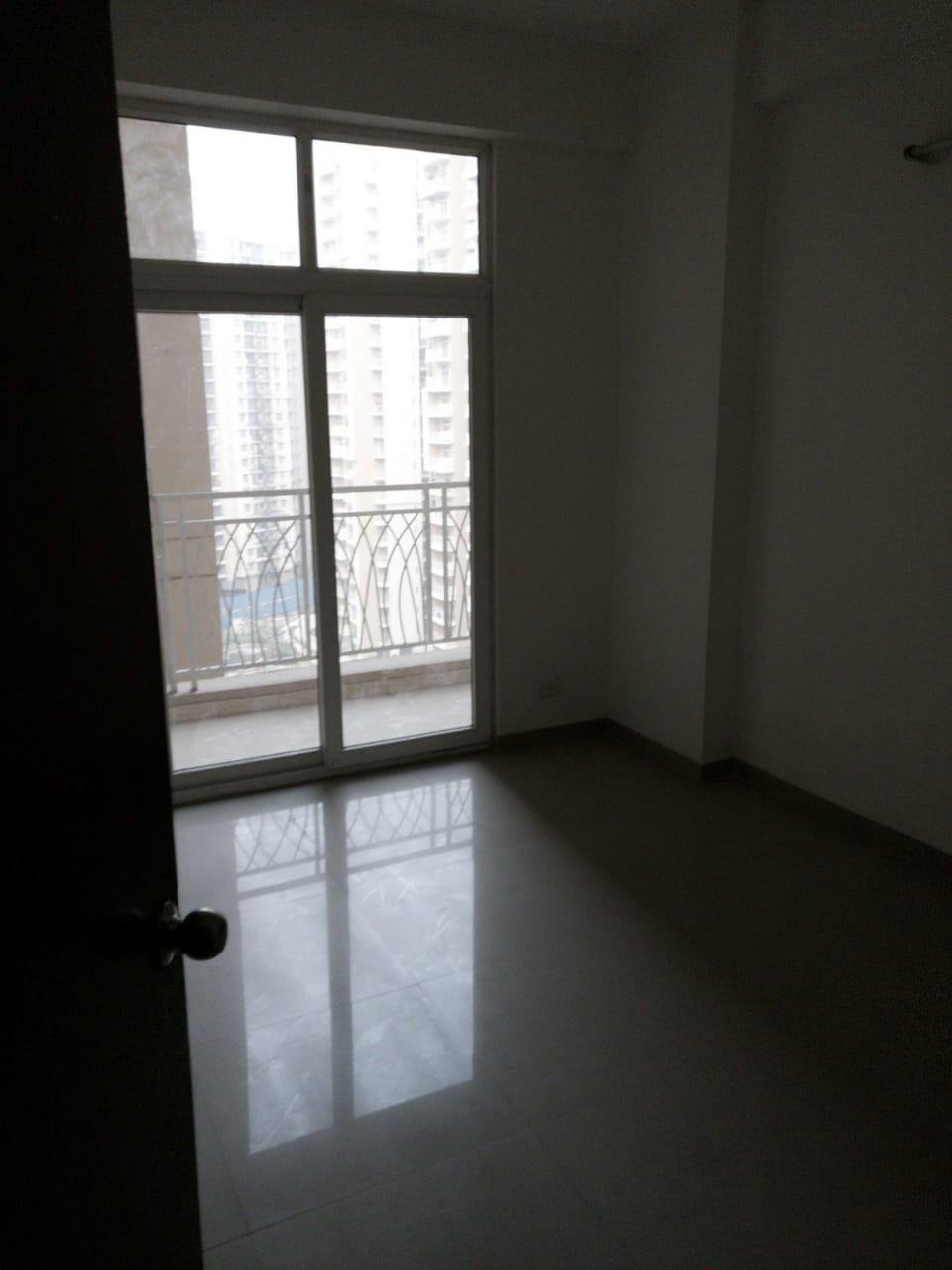 3BHK Flat available for rent in Mahagun morden society noida extension
