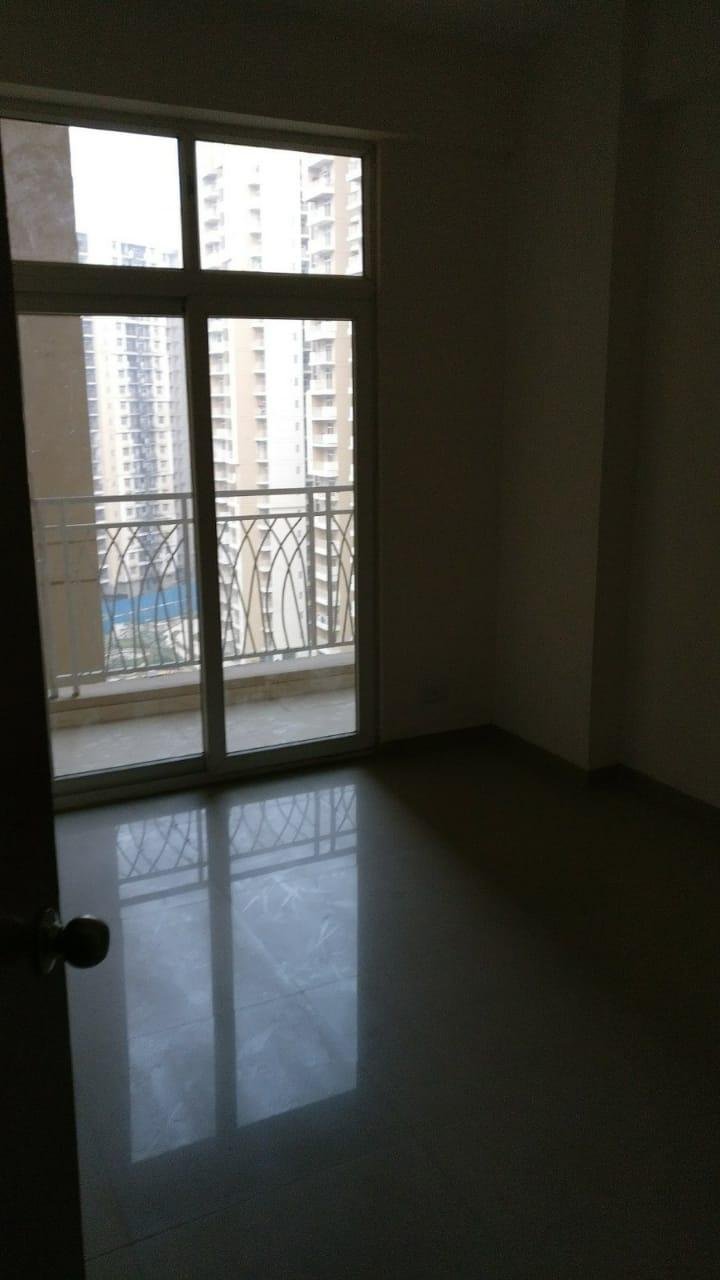 3BHK Flat available for rent in Mahagun morden society noida extension