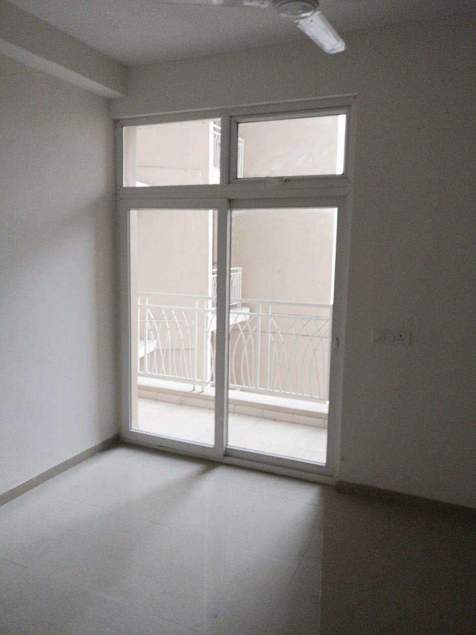 3BHK Flat available for rent in Mahagun morden society noida extension