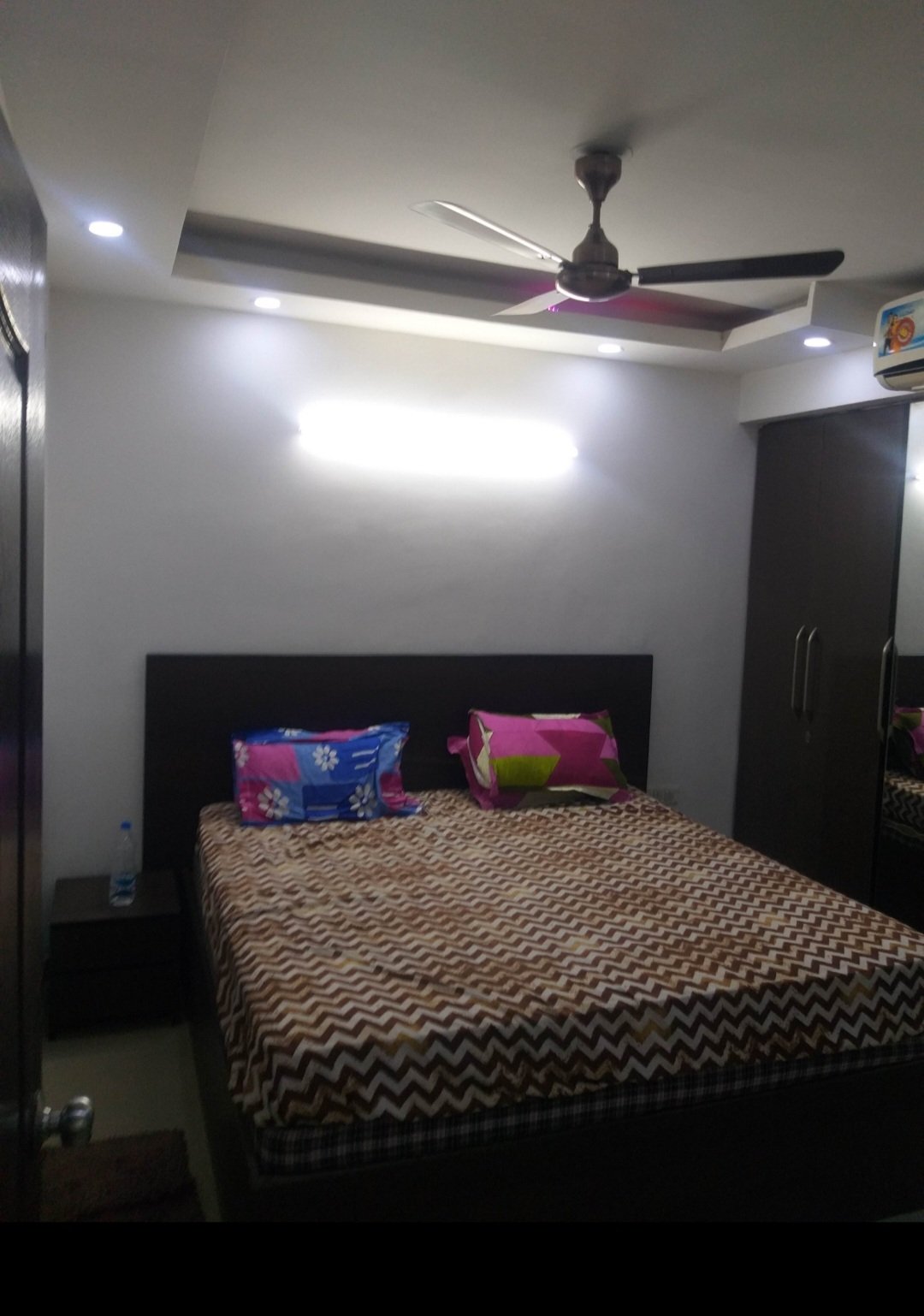 1bhk fully furnished flat available in Aditya Celibrity home sector 76 noida for rent.